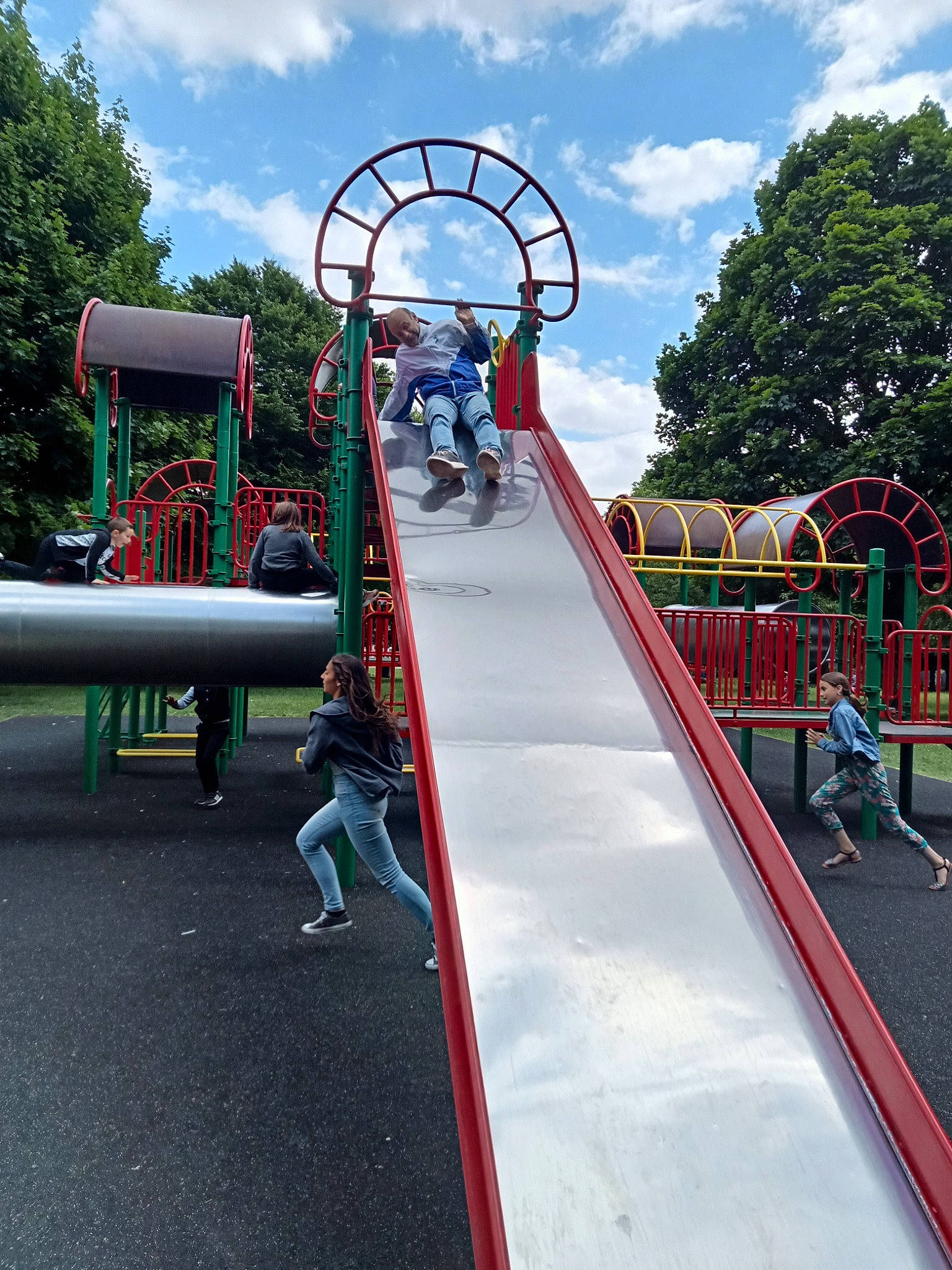 Jeanne participe au concours pour gagner de l'argent avec cette photo : amusement_park, amusement_ride, child, chute, city, cloud, event, fun, leisure, nonbuilding_structure, outdoor_play_equipment, outdoor_recreation, person, play, playground, playground_slide, pole, recreation, sky, toddler