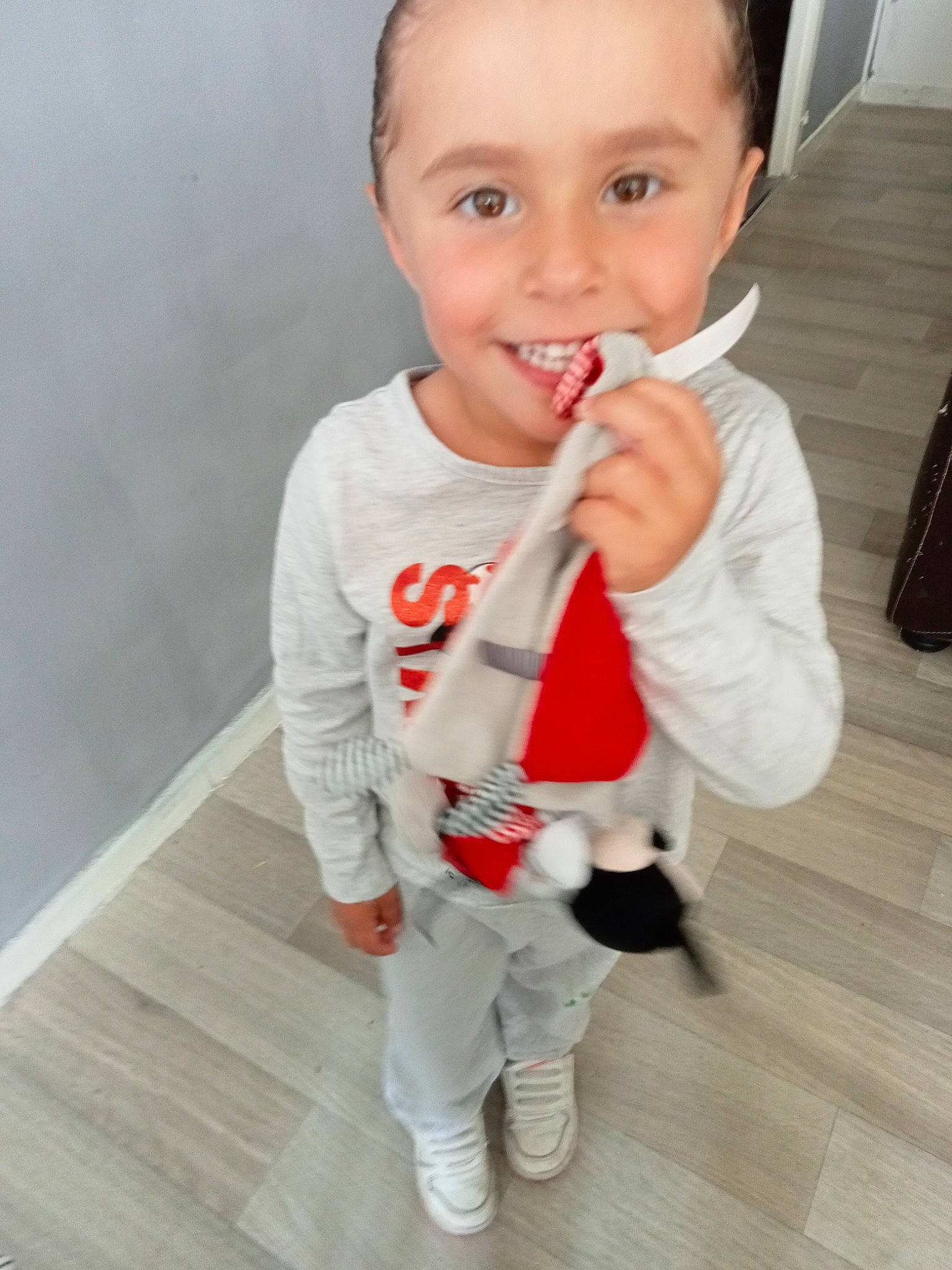 Jeanne participe au concours pour gagner de l'argent avec cette photo : arm, baby, baby_toddler_clothing, cheek, facial_expression, floor, flooring, gesture, happy, joy, leg, nose, person, shoulder, skin, sleeve, smile, standing, t_shirt, thumb