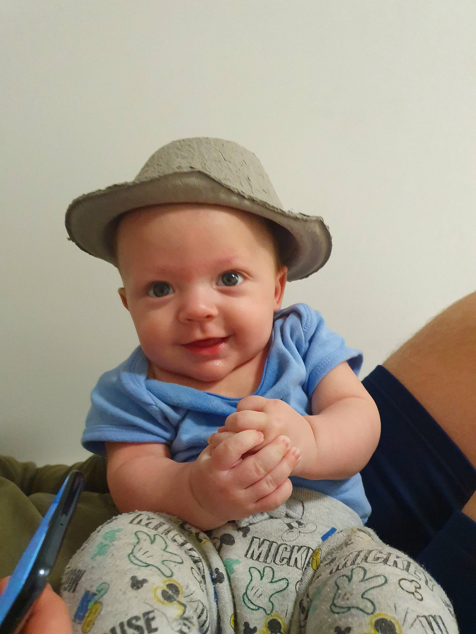 Franky is registered to the contest to win money with this photo: arm, baby, child, fashion_accessory, finger, hand, hat, headgear, leg, person, sitting, skin, sun_hat, thumb, toddler, vacation