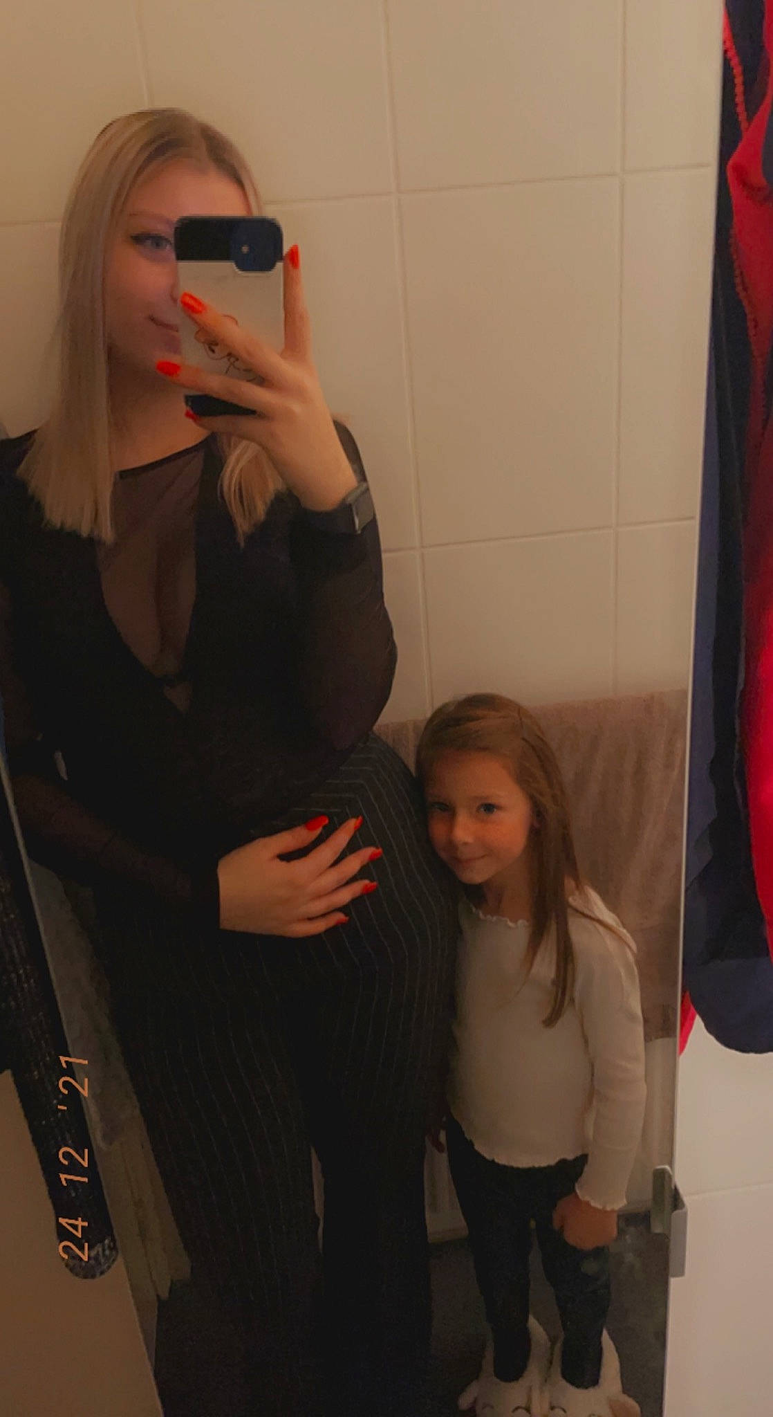 Leyla participe au concours pour gagner de l'argent avec cette photo : arm, clothing, eyewear, fashion, gesture, goggles, hairstyle, joint, joy, lip, mouth, organ, outerwear, person, photograph, shoulder, sleeve, standing, sunglasses, vision_care