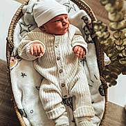 Jules a rejoint le concours — aidez-le/la à gagner de superbes lots ! newborn, baby, infant, basket, blanket, hat, onesie, clothing, sleepwear, soft, plush, cozy, indoor, floor, wooden_floor, cute, portrait, child, small_hands, warm