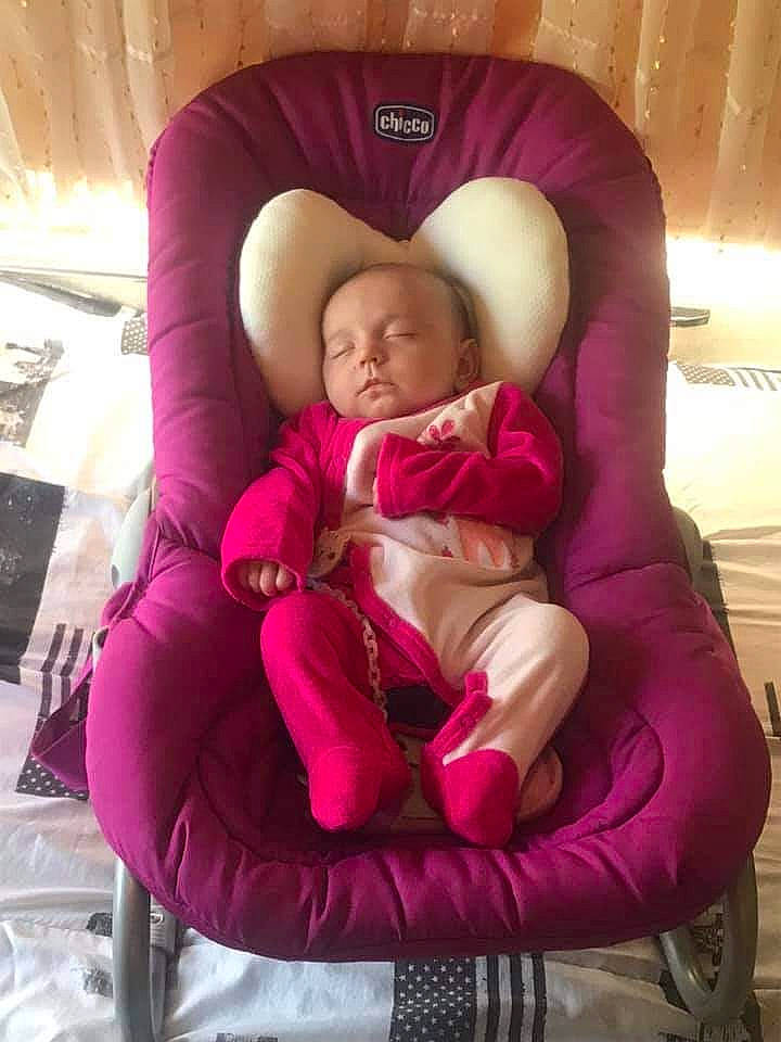 Kayna a rejoint le concours — aidez-le/la à gagner de superbes lots ! baby, car_seat, child, comfort, furniture, magenta, person, pink, product, purple, toddler, violet