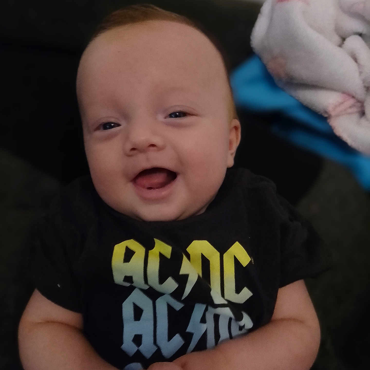 Gabriel a rejoint le concours — aidez-le/la à gagner de superbes lots ! acdc, baby, blanket, casual, clothing, cozy, cute, face, hands, happy, indoor, infant, person, portrait, relaxed, short_sleeve, sitting, smiling, toddler, young_child