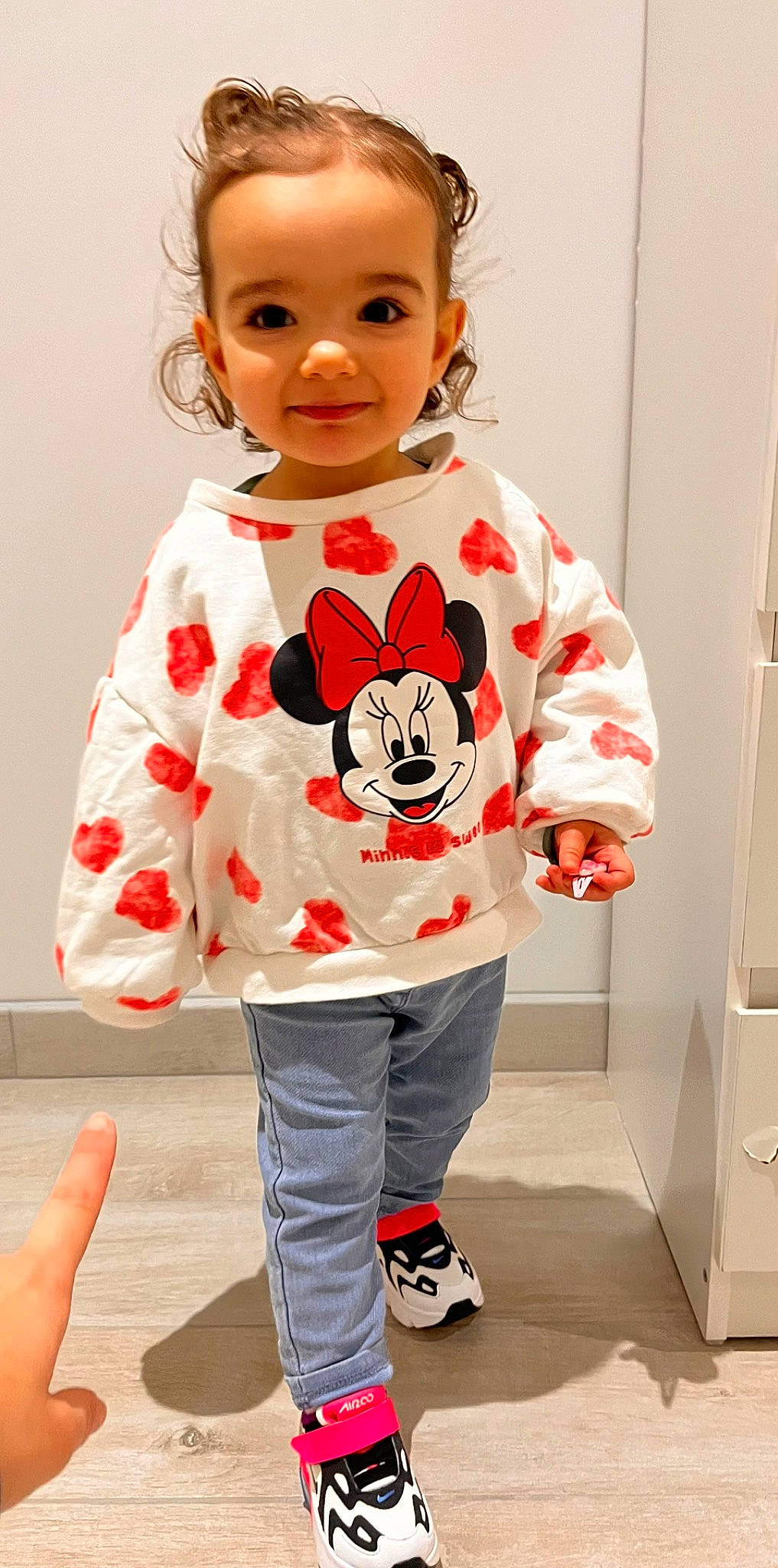 Sophia participe au concours pour gagner de l'argent avec cette photo : baby, baby_toddler_clothing, carmine, child, costume, flooring, fur, happy, joy, one_piece_garment, outerwear, pajamas, pattern, person, sleeve, sportswear, standing, t_shirt, toddler, top