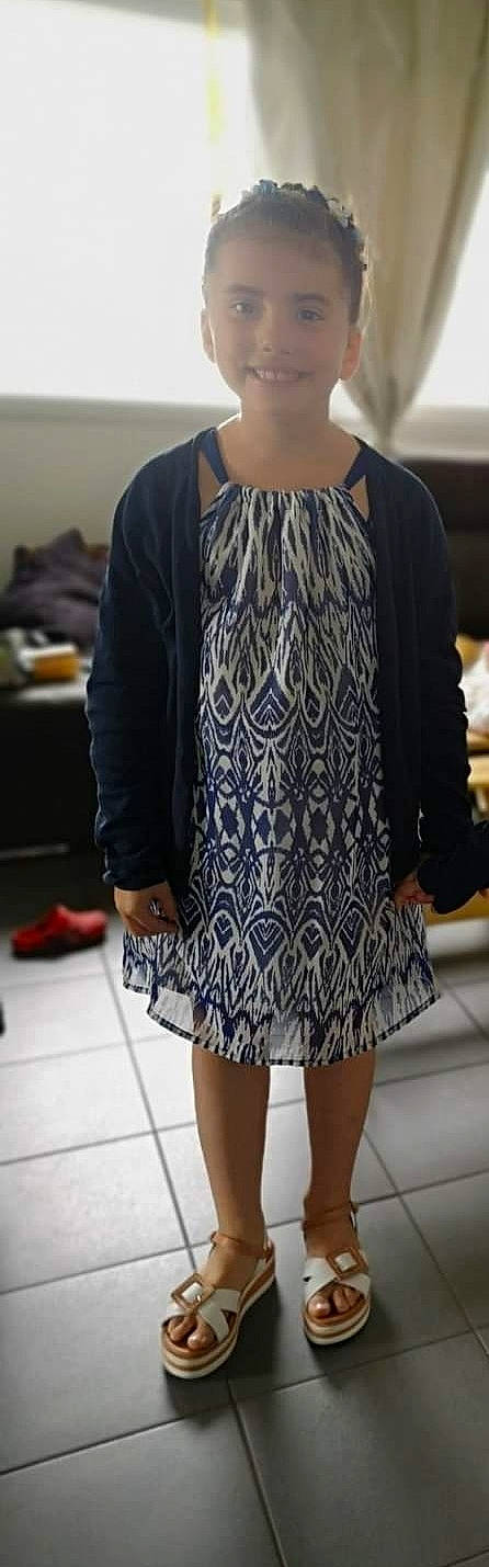 Abygaëlle participe au concours pour gagner de l'argent avec cette photo : arm, blazer, day_dress, dress, fashion_design, finger, formal_wear, hand, human_body, joint, joy, knee, neck, person, shoe, shoulder, sleeve, street_fashion, style, thigh