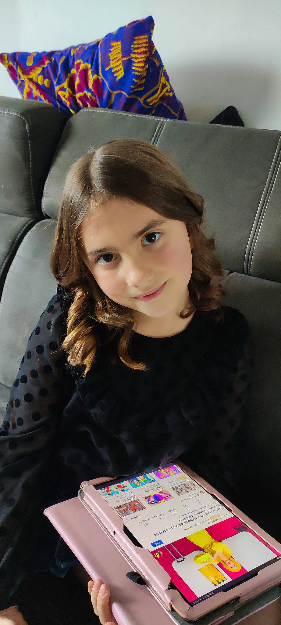 Abygaëlle participe au concours pour gagner de l'argent avec cette photo : beauty, blue, brown_hair, child, comfort, couch, eyelash, fun, gadget, hair, happy, joy, layered_hair, long_hair, person, recreation, room, smile, tablet_computer, textile