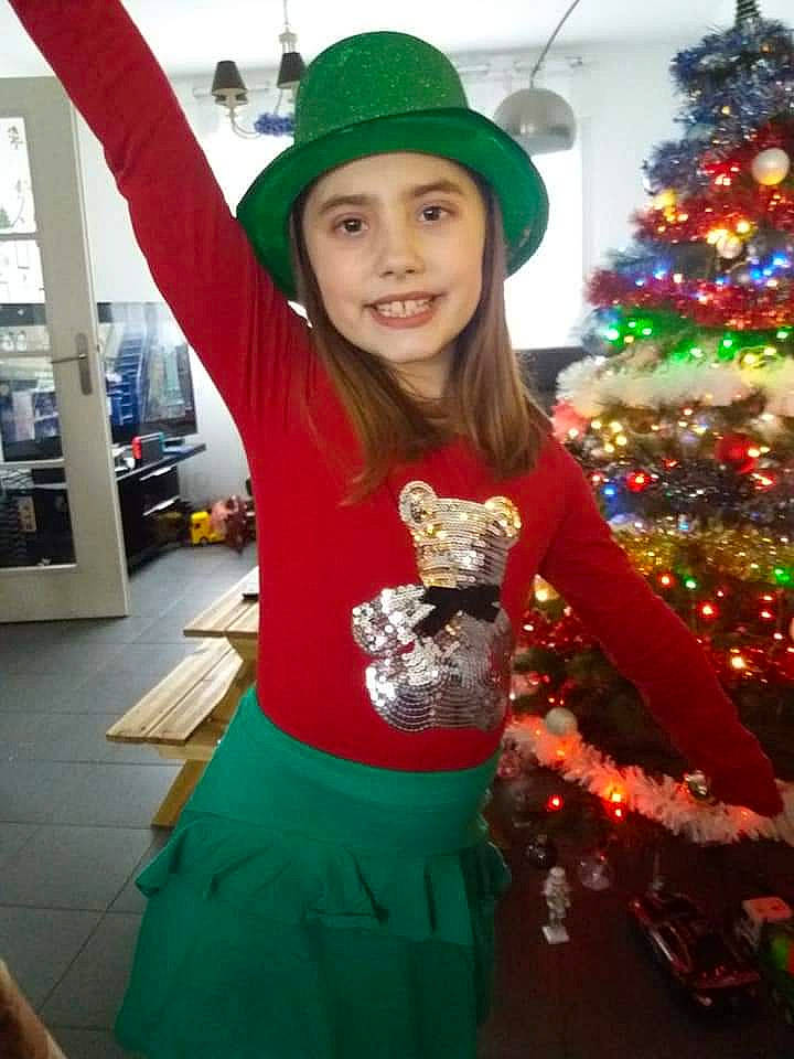 Abygaëlle a rejoint le concours — aidez-le/la à gagner de superbes lots ! baseball_cap, cap, christmas_decoration, christmas_ornament, christmas_tree, clothing, event, evergreen, fun, green, happy, headwear, holiday, holiday_ornament, joy, ornament, person, red, sleeve, smile