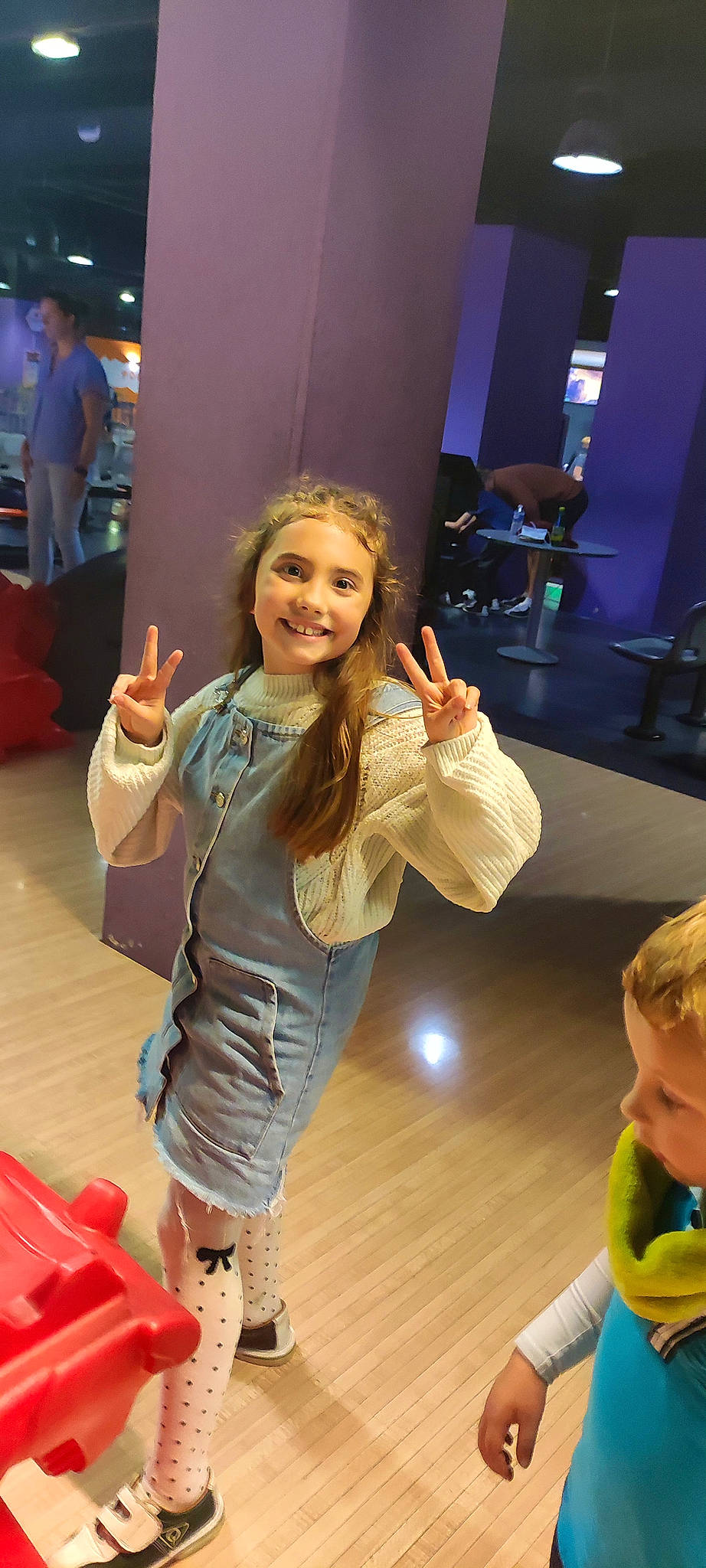 Abygaëlle a rejoint le concours — aidez-le/la à gagner de superbes lots ! child, event, fashion_design, finger, flooring, fun, gesture, glove, happy, human_leg, joint, joy, long_hair, person, shoulder, skin, sleeve, smile, sportswear, thigh