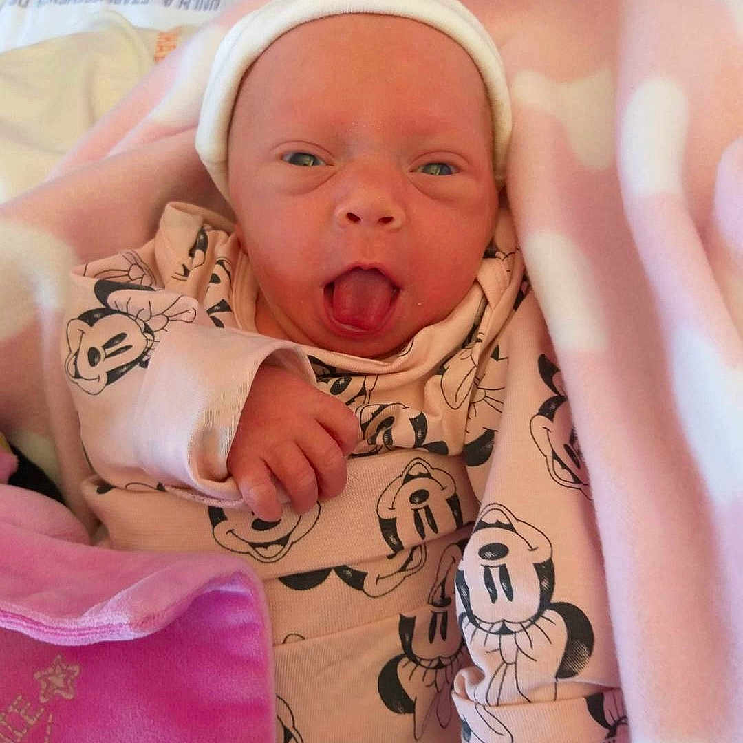 Illyana a rejoint le concours — aidez-le/la à gagner de superbes lots ! baby, baby_products, birth, cheek, child, finger, hand, head, mouth, nail, person, pink, skin, toddler