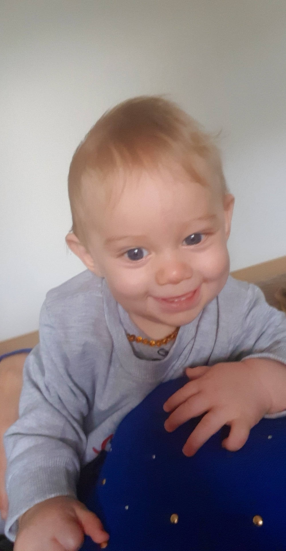 Tiago participe au concours pour gagner de l'argent avec cette photo : baby, blond, cheek, child, chin, ear, eye, face, facial_expression, finger, forehead, hair, hairstyle, head, joy, lip, nose, person, skin, smile