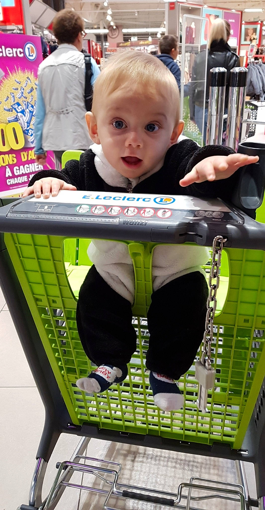 Tiago participe au concours pour gagner de l'argent avec cette photo : baby_carriage, baby_products, chair, child, furniture, person, product, sitting, surprise