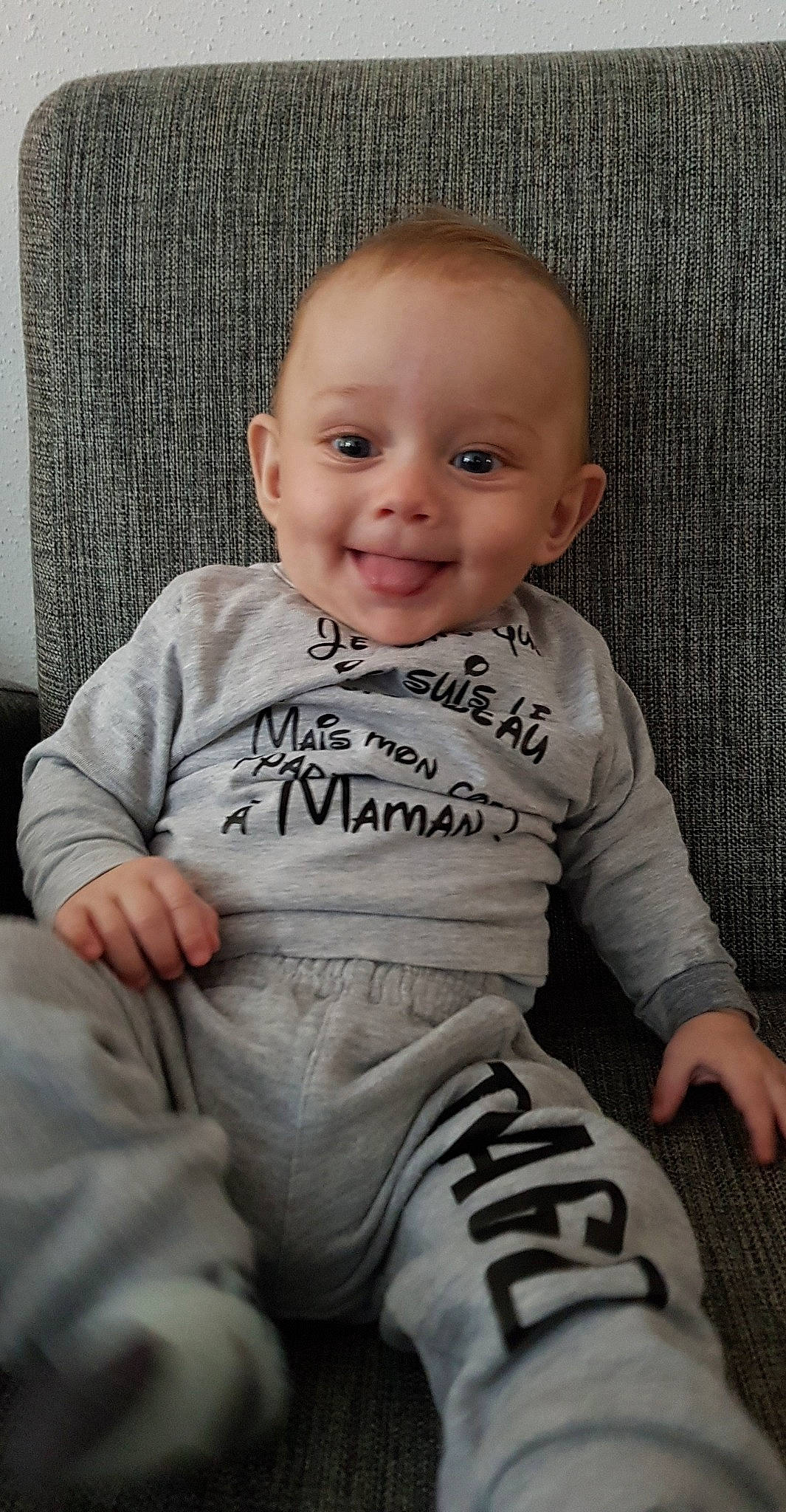 Tiago a rejoint le concours — aidez-le/la à gagner de superbes lots ! arm, baby, baby_products, baby_toddler_clothing, cheek, child, joy, person, sitting, skin, sleeve, smile, t_shirt, toddler