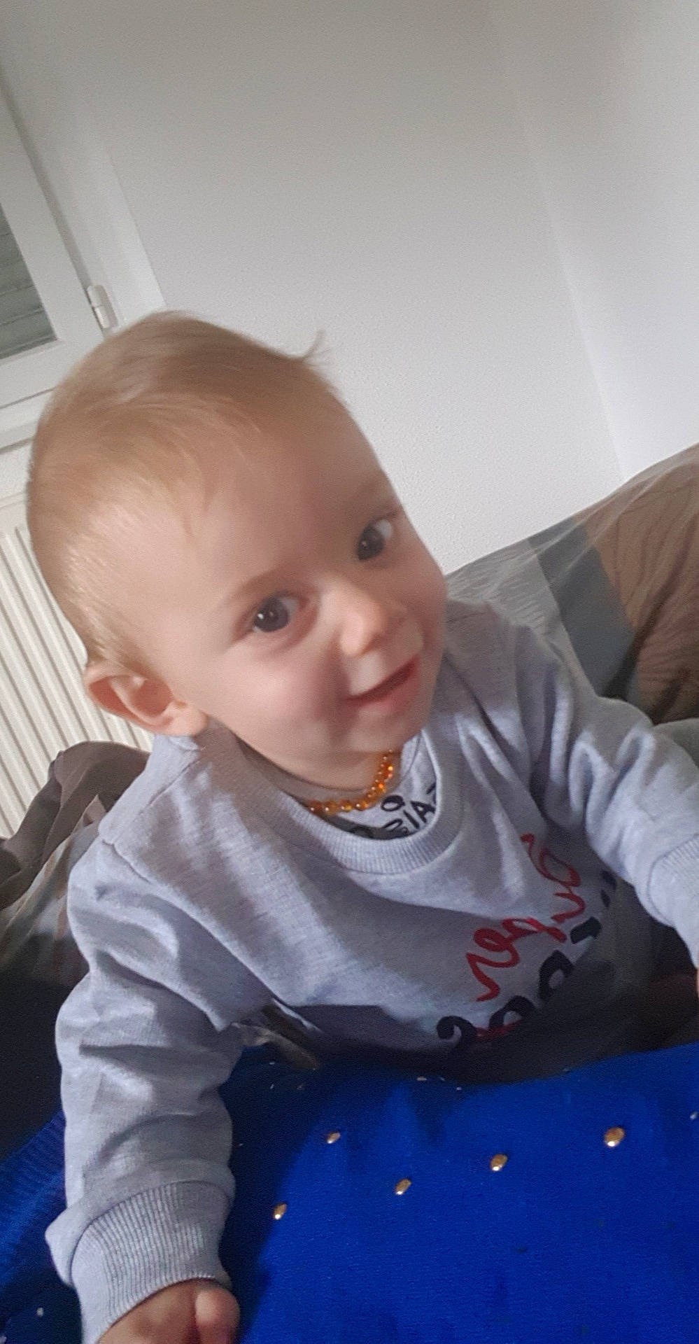 Tiago participe au concours pour gagner de l'argent avec cette photo : baby, cheek, child, ear, eye, face, forehead, hair, head, joy, lip, nose, person, sitting, skin, toddler, tummy_time