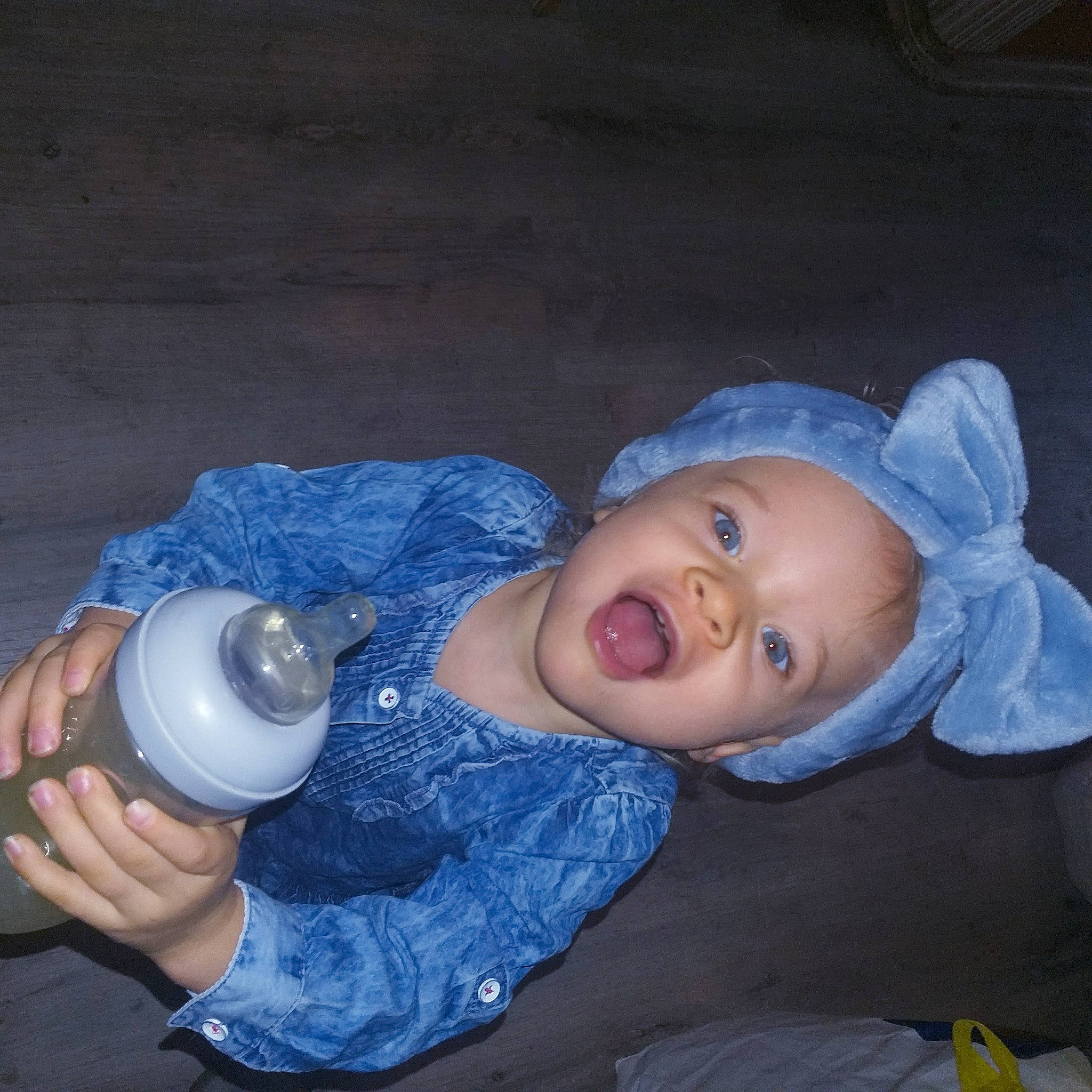 Nellya a rejoint le concours — aidez-le/la à gagner de superbes lots ! baby, baby_products, baby_toddler_clothing, cheek, child, drinking, drinkware, electric_blue, eye, fun, headgear, iris, lip, mouth, nose, person, plastic_bottle, sitting, skin, smile