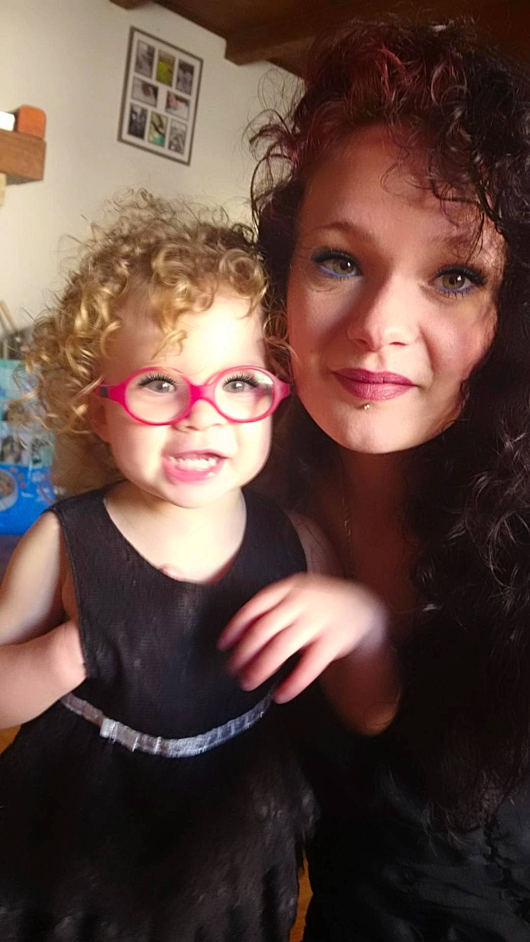 Nellya participe au concours pour gagner de l'argent avec cette photo : cheek, chin, eye, eyebrow, facial_expression, flash_photography, fun, gesture, hair, happy, human, iris, joy, lip, nose, person, picture_frame, shoulder, skin, smile