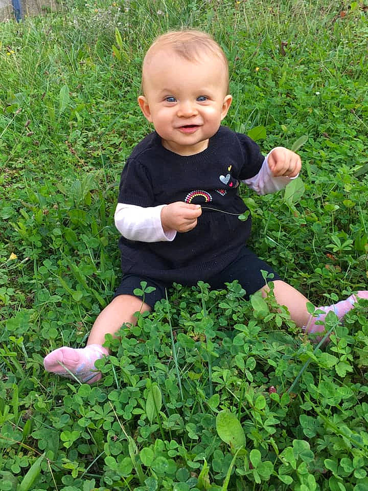 Nellya a rejoint le concours — aidez-le/la à gagner de superbes lots ! annual_plant, baby_toddler_clothing, flowering_plant, garden, grass, grass_family, grassland, groundcover, hand, happy, joy, lawn, leaf, meadow, people_in_nature, person, plant, shrub, smile, terrestrial_plant