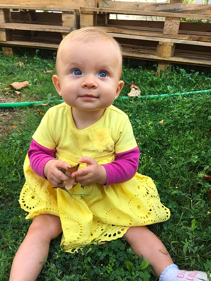 Nellya a rejoint le concours — aidez-le/la à gagner de superbes lots ! baby, baby_toddler_clothing, cheek, clothing, dress, eye, fun, garden, grass, green, hair, happy, leaf, people_in_nature, person, pink, plant, skin, sleeve, summer