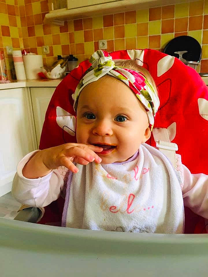 Nellya participe au concours pour gagner de l'argent avec cette photo : baby, baby_laughing, baby_products, baby_safety, baby_toddler_clothing, cheek, child, costume_hat, event, fashion_accessory, fun, happy, headband, headgear, headwear, magenta, person, room, smile, toddler