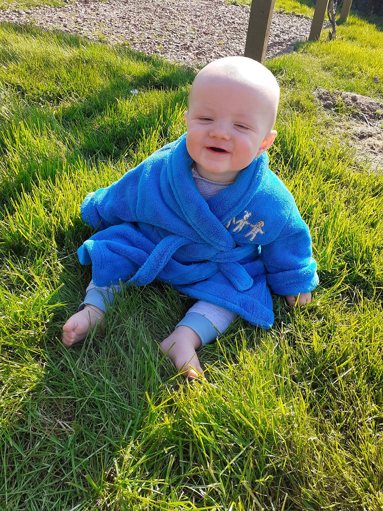 Norman a rejoint le concours — aidez-le/la à gagner de superbes lots ! baby, baby_toddler_clothing, child, electric_blue, grass, grass_family, grassland, groundcover, happy, lawn, meadow, natural_environment, people_in_nature, person, plant, prairie, smile, terrestrial_plant, toddler, tree