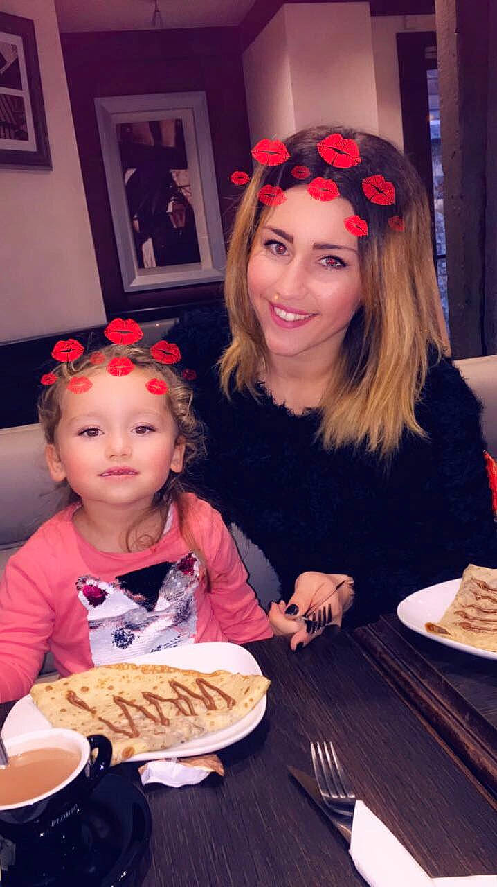 Leyna a rejoint le concours — aidez-le/la à gagner de superbes lots ! daughter, eating, food, fun, girl, hair_accessory, headgear, joy, meal, person, product