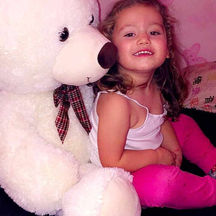 Leyna participe au concours pour gagner de l'argent avec cette photo : child, fun, girl, infant, joy, nose, person, pink, plush, skin, smile, stuffed_toy, teddy_bear, textile, toddler, toy