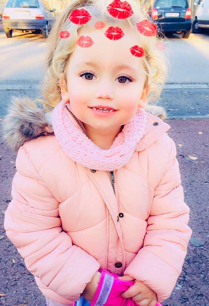 Leyna a rejoint le concours — aidez-le/la à gagner de superbes lots ! beauty, cheek, child, child_model, ear, fun, fur, girl, hair_accessory, happiness, headgear, human_hair_color, infant, nose, person, pink, product, skin, smile, toddler