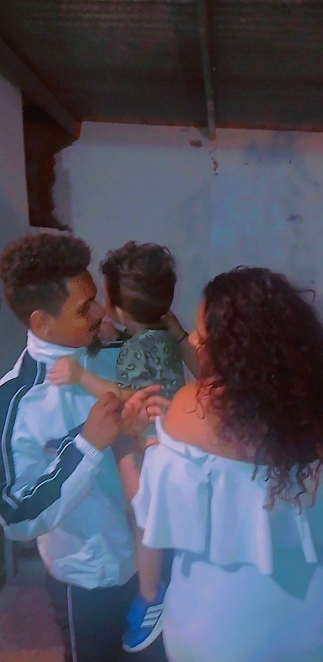 Keylian Kendrix a rejoint le concours — aidez-le/la à gagner de superbes lots ! back, ceremony, child, conversation, event, formal_wear, friendship, fun, gesture, happy, hug, interaction, leisure, love, person, romance, room, t_shirt, toddler, visual_arts