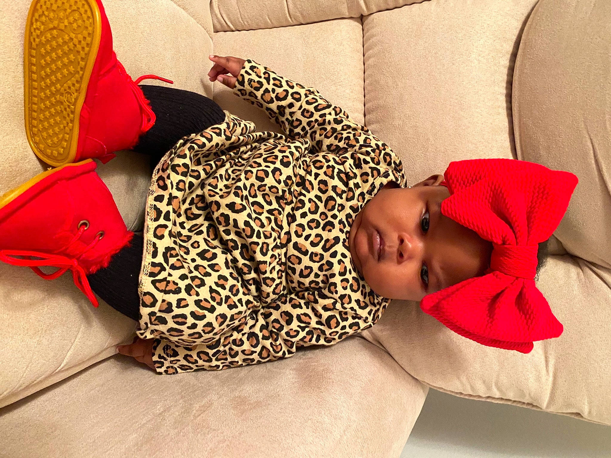 Lilliánna is registered to the contest to win money with this photo: baby, baby_sleeping, bed_sheet, bedding, bedroom, bedtime, comfort, couch, flooring, headgear, headwear, human_leg, joint, linens, mammal, pattern, person, room, sunglasses, textile