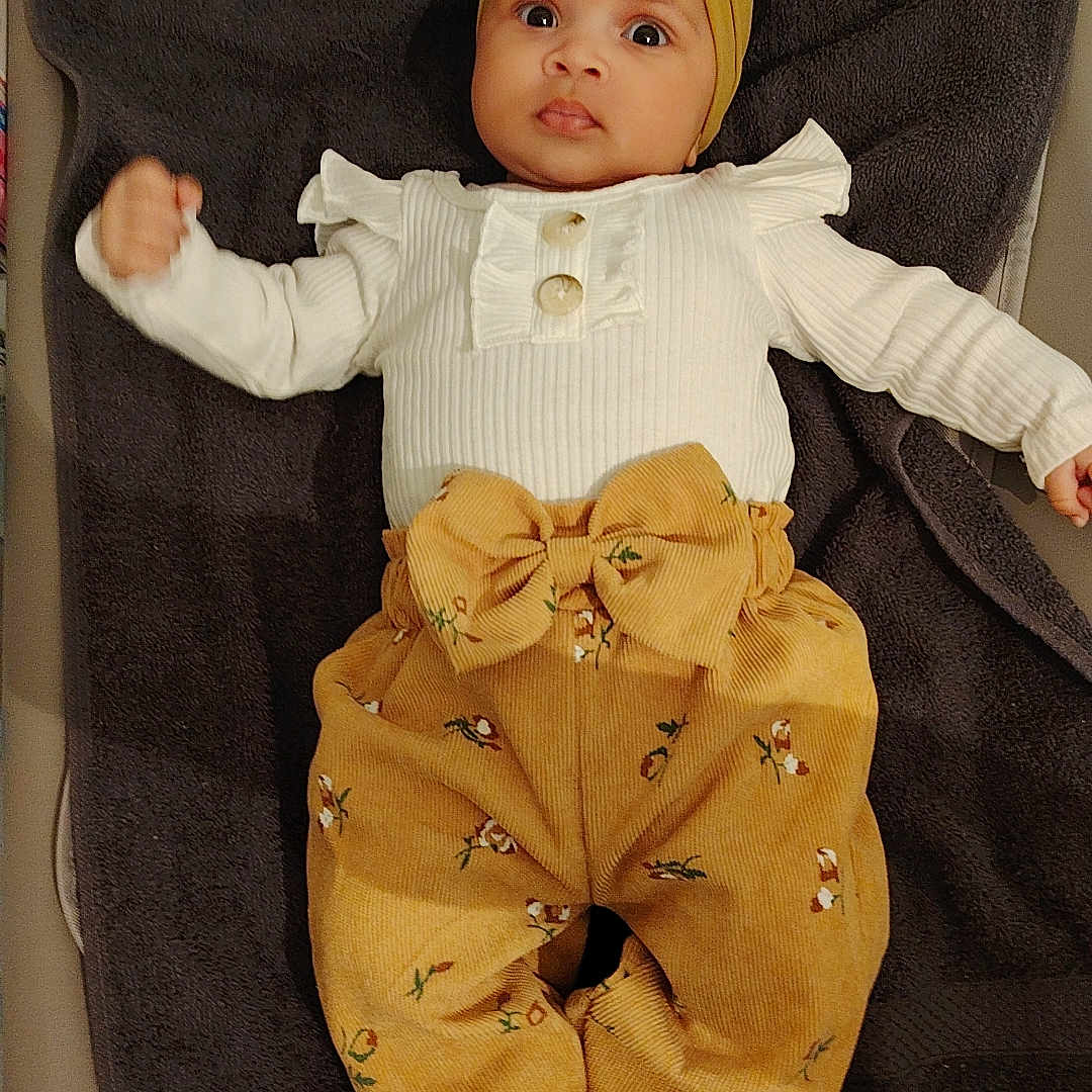 Giulia a rejoint le concours — aidez-le/la à gagner de superbes lots ! baby, bed, bonnet, cap, chair, clothing, couch, crib, cushion, face, furniture, hat, head, homedecor, infantbed, newborn, pants, person, photography, portrait