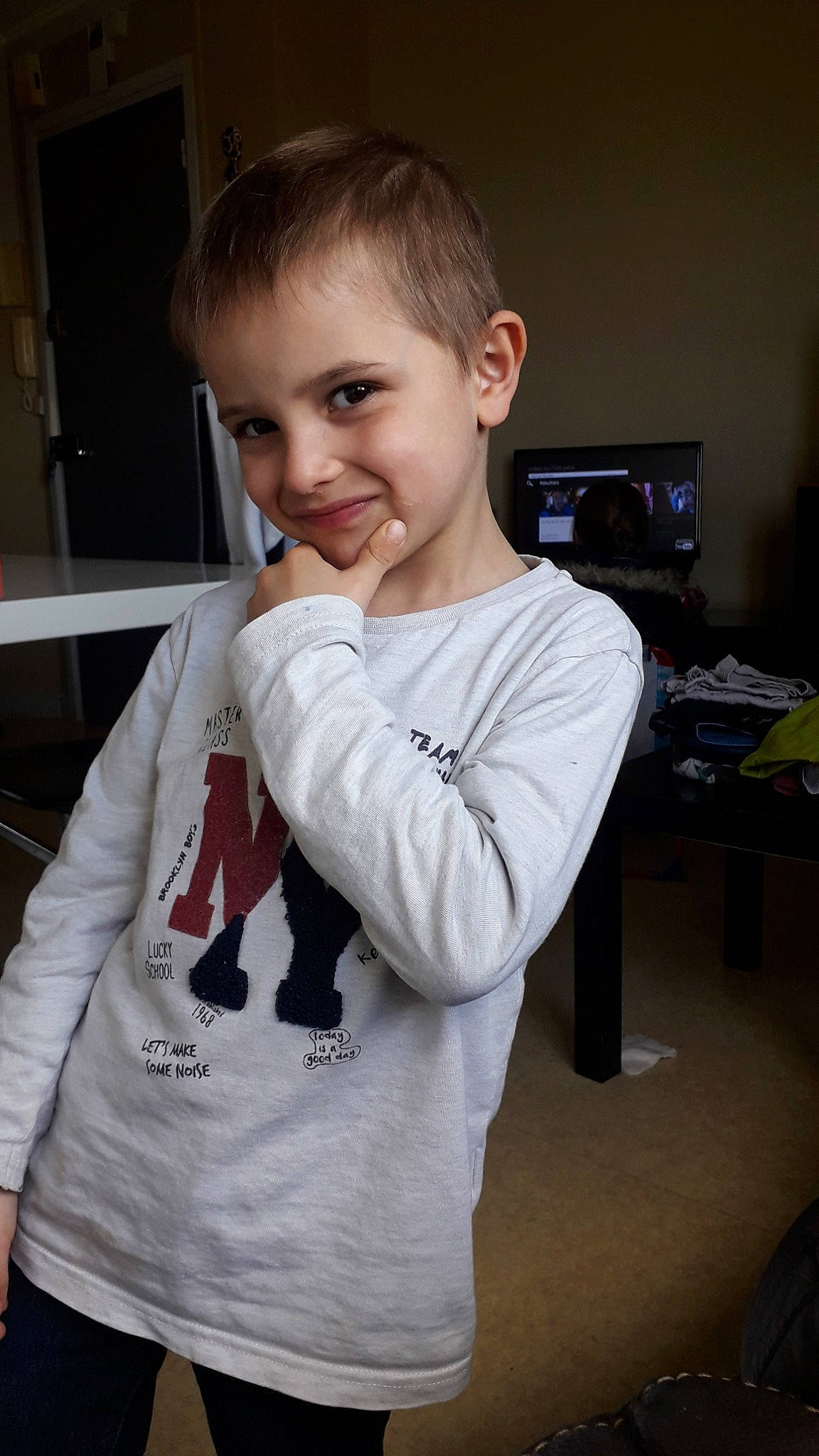 Melvin participe au concours pour gagner de l'argent avec cette photo : arm, cheek, child, child_model, finger, fun, hair, hairstyle, joint, joy, neck, outerwear, person, shoulder, sleeve, smile, t_shirt, toddler, top