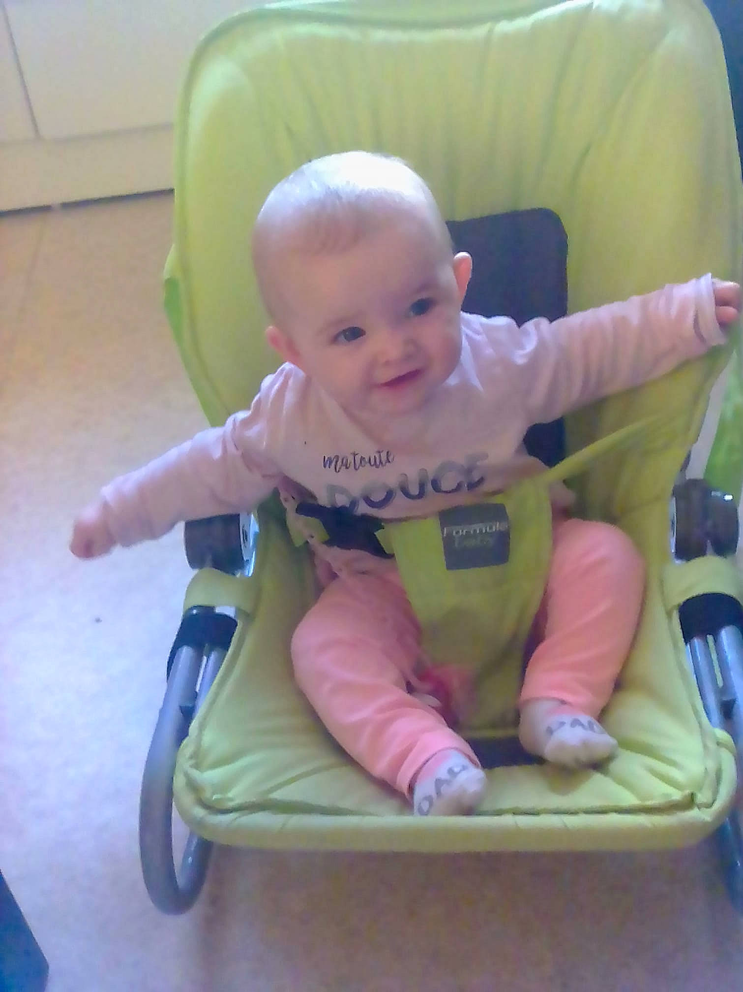 Mya a rejoint le concours — aidez-le/la à gagner de superbes lots ! baby_products, child, day, fun, infant, person, play, product, sitting, toddler, toy