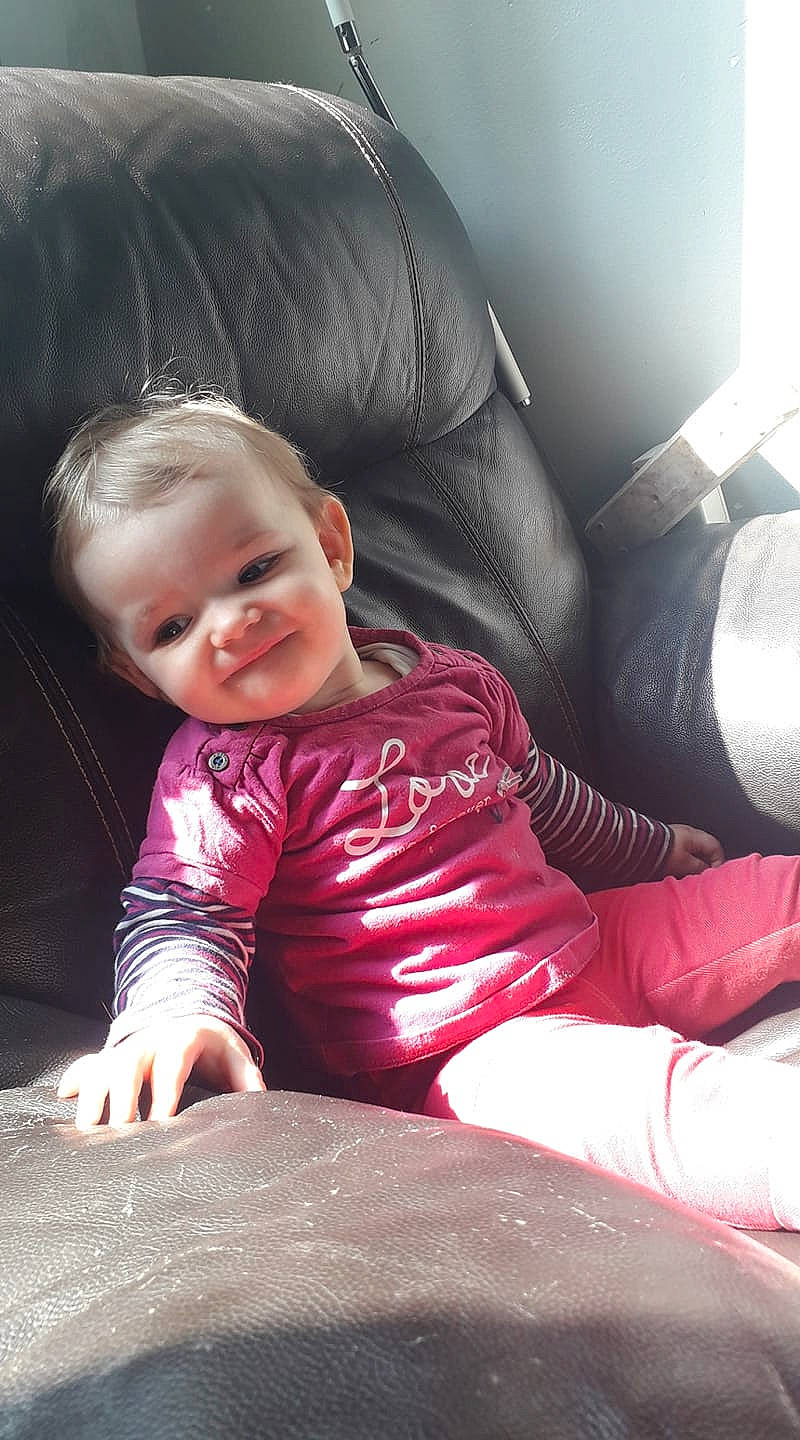 Mymy a rejoint le concours — aidez-le/la à gagner de superbes lots ! baby, blond, cheek, child, eye, fun, joy, leg, nose, person, pink, play, sitting, skin, smile, toddler