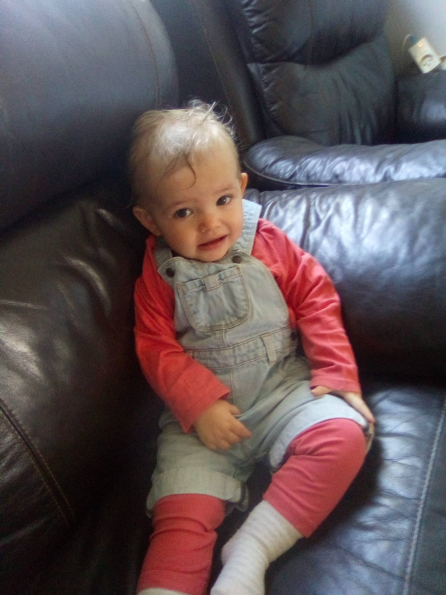 Mymy a rejoint le concours — aidez-le/la à gagner de superbes lots ! baby, blond, cheek, child, comfort, couch, leg, person, sitting, skin, smile, toddler