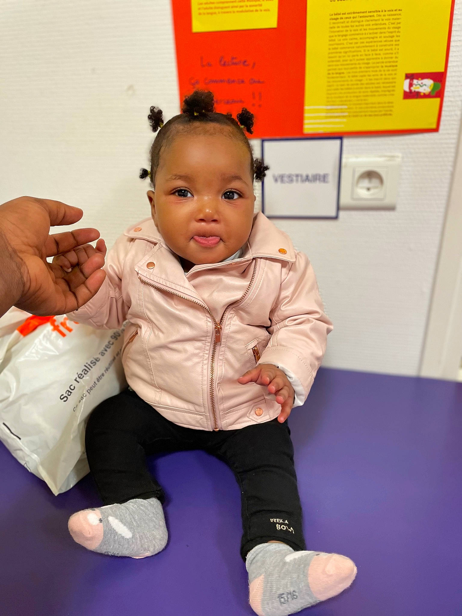 Kaella a rejoint le concours — aidez-le/la à gagner de superbes lots ! baby, baby_toddler_clothing, cheek, child, eye, flooring, foot, fun, gesture, hair, happy, human_body, jacket, nose, person, room, skin, sleeve, thumb, toddler