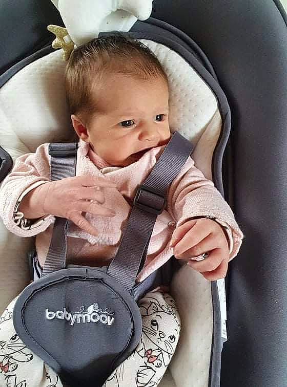Aria participe au concours pour gagner de l'argent avec cette photo : arm, baby, baby_carriage, baby_in_car_seat, baby_toddler_clothing, bag, car_seat, chair, comfort, finger, hairstyle, hand, happy, human_body, person, product, seat_belt, skin, sleeve, toddler