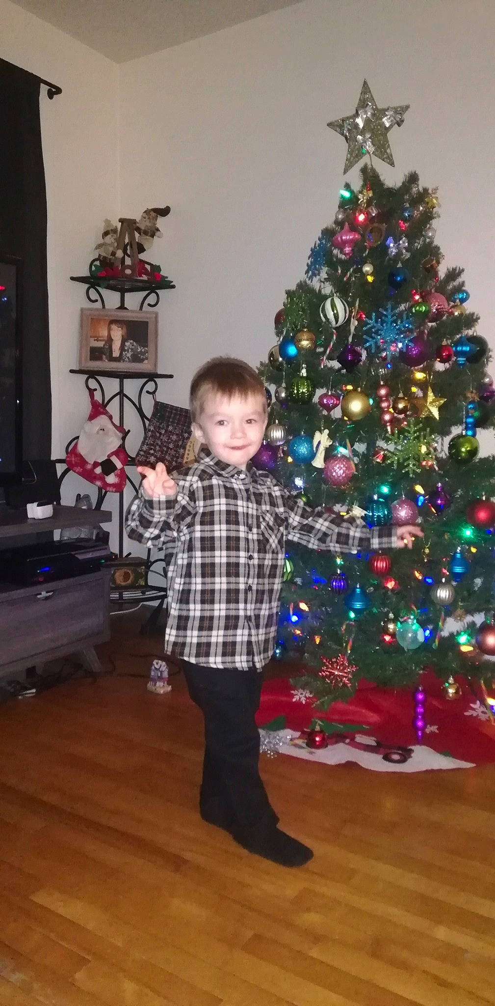 Alexy a rejoint le concours — aidez-le/la à gagner de superbes lots ! christmas, christmas_decoration, christmas_eve, christmas_ornament, christmas_tree, floor, flooring, hardwood, holiday, holiday_ornament, home, interior_design, joy, laminate_flooring, living_room, ornament, person, room, standing, wood