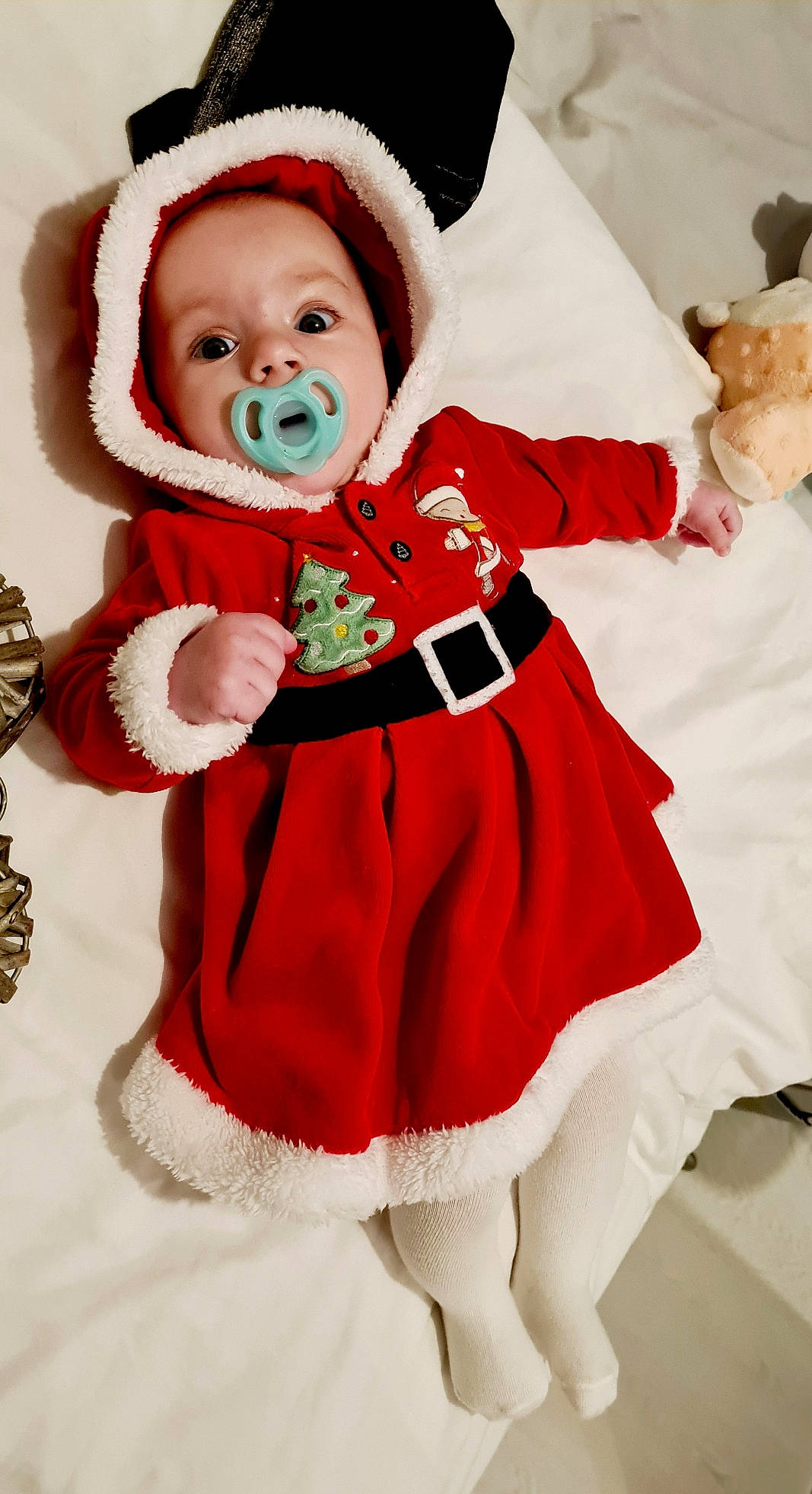 Abigaïl a rejoint le concours — aidez-le/la à gagner de superbes lots ! baby, baby_toddler_clothing, beard, child, christmas, costume, costume_hat, event, fictional_character, fur, happy, hat, headgear, human_body, outerwear, person, red, santa_claus, sleeve, toddler