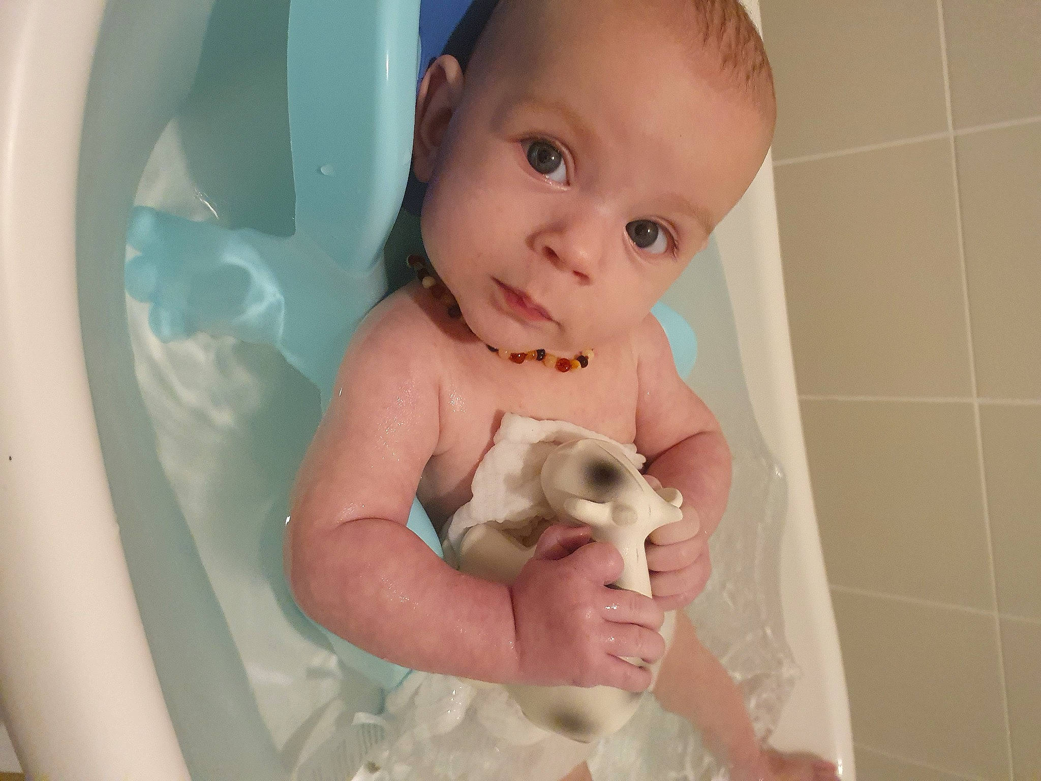 Abigaïl participe au concours pour gagner de l'argent avec cette photo : baby, baby_bathing, bathing, bathroom, bathtub, chest, child, eye, finger, hand, human_body, iris, mouth, nail, nose, organ, person, plumbing, skin, thumb