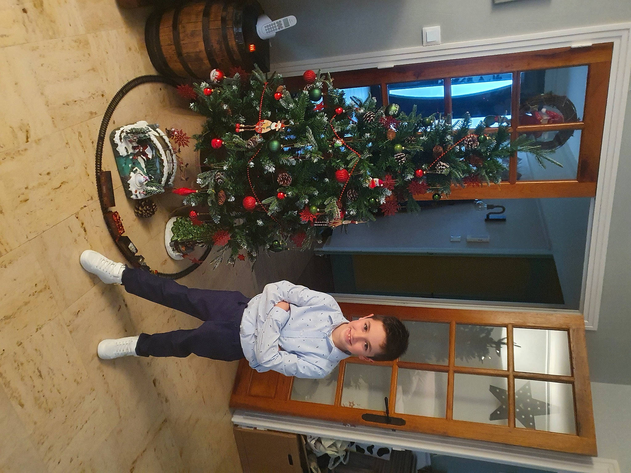 Donatien a rejoint le concours — aidez-le/la à gagner de superbes lots ! christmas, christmas_decoration, christmas_eve, christmas_ornament, christmas_tree, conifer, event, fir, holiday, holiday_ornament, interior_design, joy, ornament, person, plant, room, tree, white, window, wood