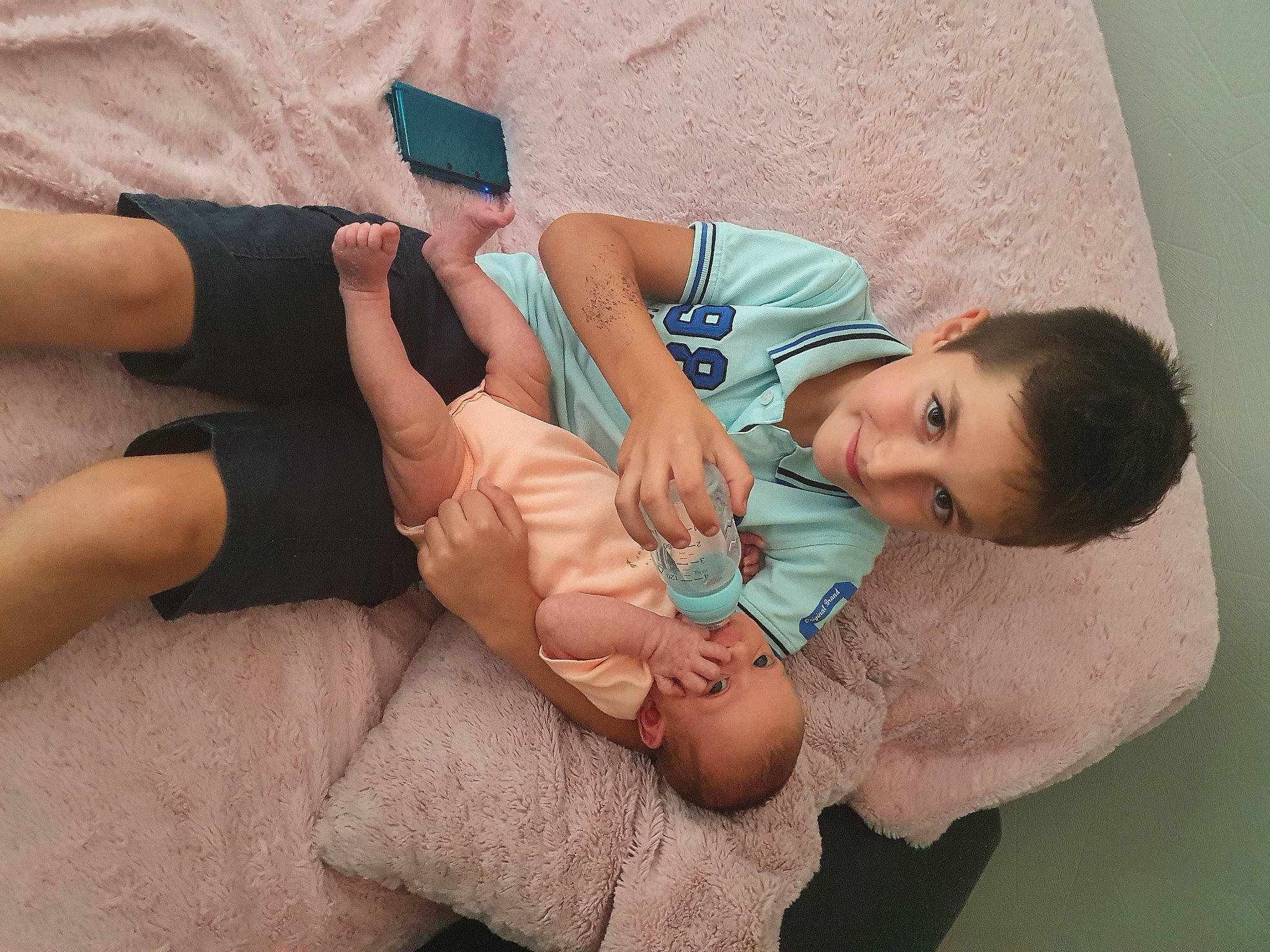 Donatien participe au concours pour gagner de l'argent avec cette photo : abdomen, arm, barefoot, chest, comfort, elbow, finger, foot, gesture, hand, human_body, joint, joy, knee, leg, nail, person, skin, thigh, thumb