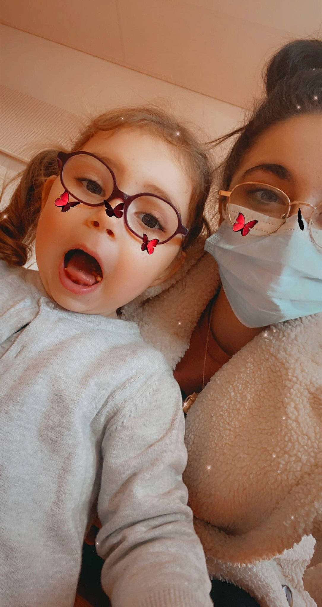 Maelys participe au concours pour gagner de l'argent avec cette photo : cheek, chin, eye, eyebrow, eyelash, eyewear, face, gesture, glasses, hair, happy, head, human_body, iris, lip, mouth, neck, nose, person, skin