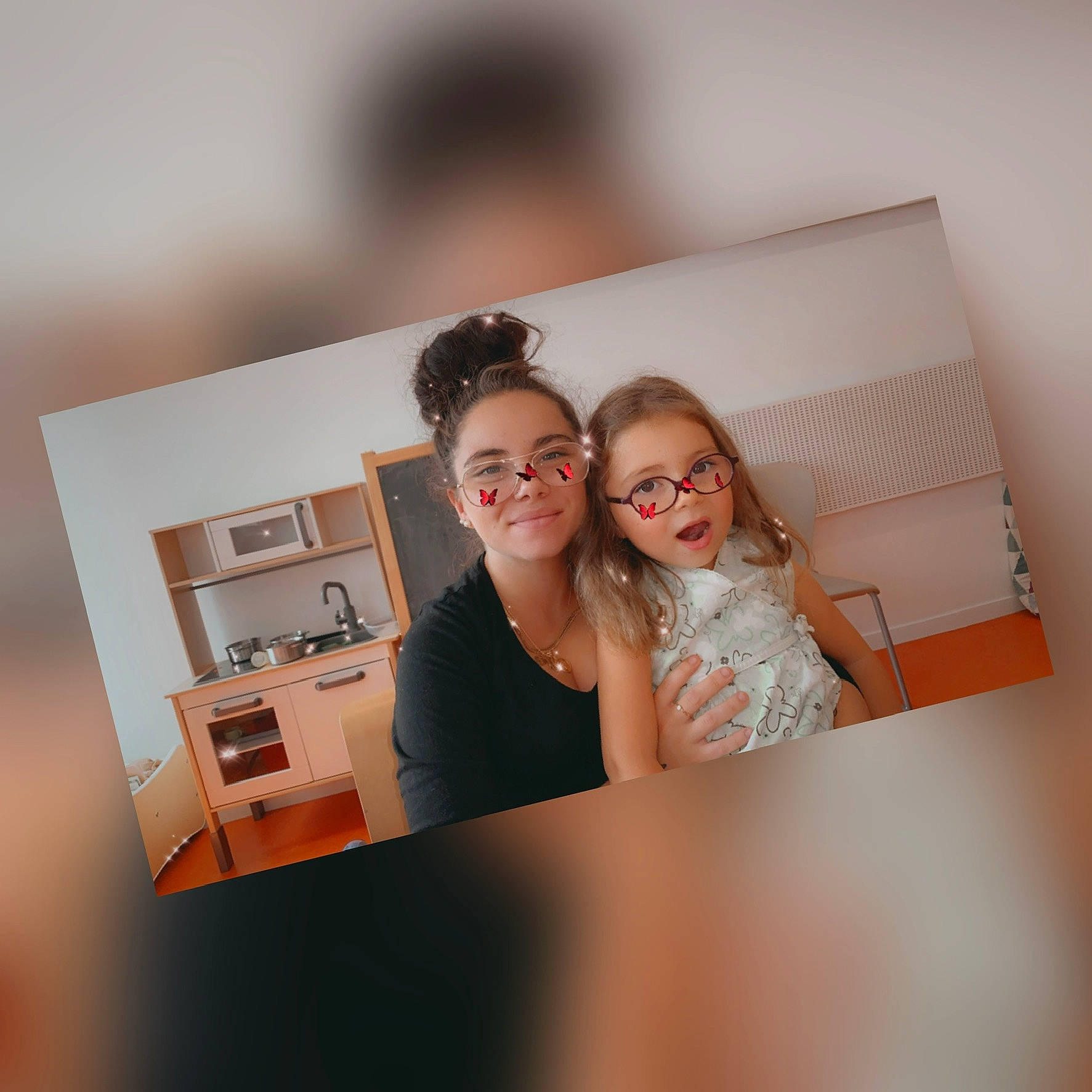 Maelys a rejoint le concours — aidez-le/la à gagner de superbes lots ! art, brand, circle, event, eyewear, fashion_design, font, happy, joy, magenta, material_property, paper, paper_product, person, publication, rectangle, room, smile, stock_photography, vision_care