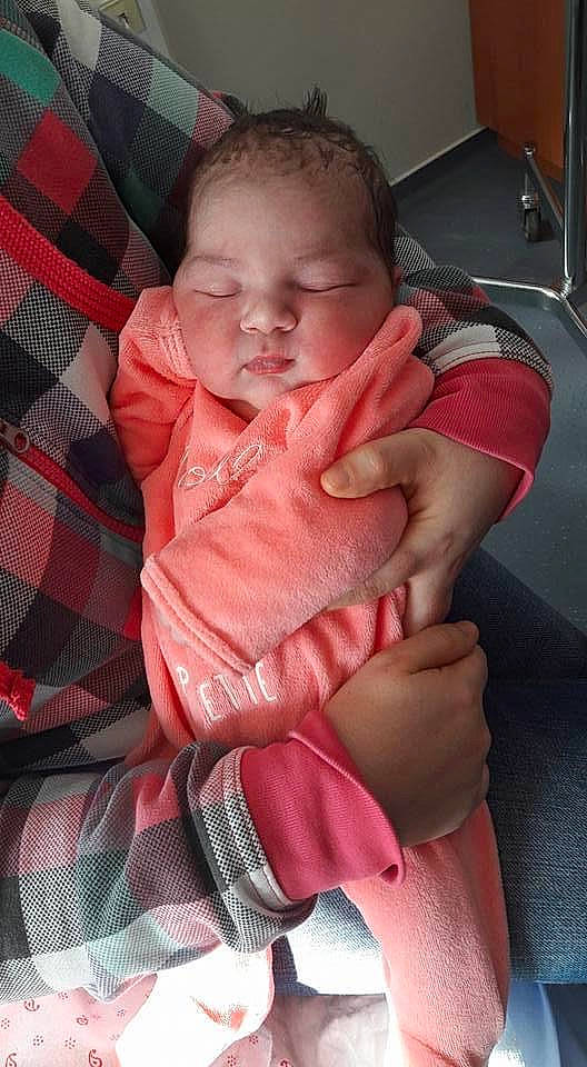 Maelys participe au concours pour gagner de l'argent avec cette photo : baby, baby_toddler_clothing, cheek, child, comfort, ear, eye, eyelash, finger, gesture, hand, head, lip, mouth, person, pink, skin, sleeve, tartan, thumb