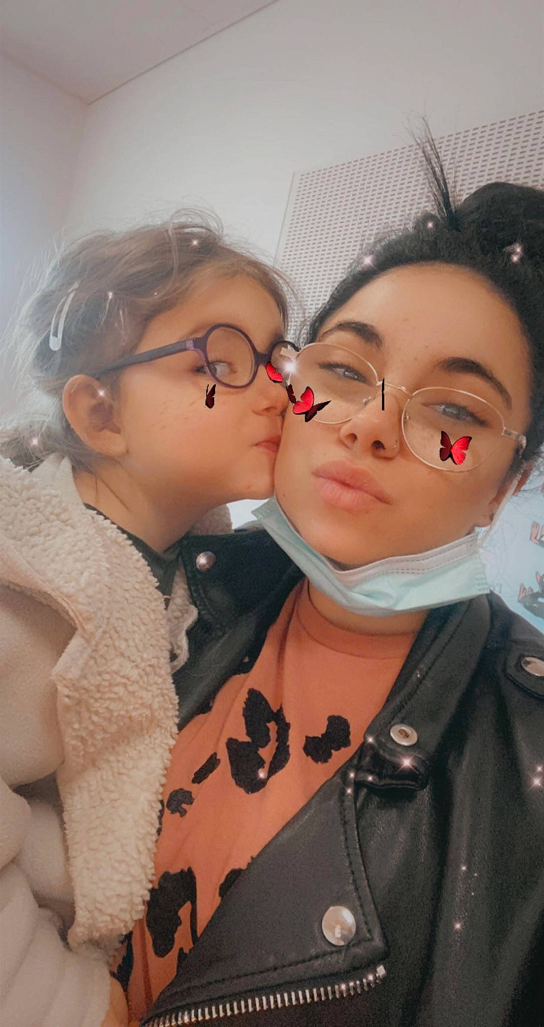 Maelys a rejoint le concours — aidez-le/la à gagner de superbes lots ! black_hair, cheek, cool, event, eyebrow, eyelash, eyewear, friendship, fun, gesture, glasses, happy, interaction, kiss, lip, nose, outerwear, person, selfie, skin