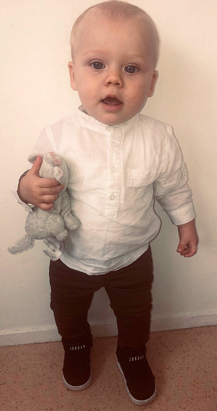 Sayan participe au concours pour gagner de l'argent avec cette photo : arm, baby, baby_toddler_clothing, cheek, chest, chin, eye, finger, gesture, head, iris, jaw, lip, mouth, neck, nose, person, skin, sleeve, standing