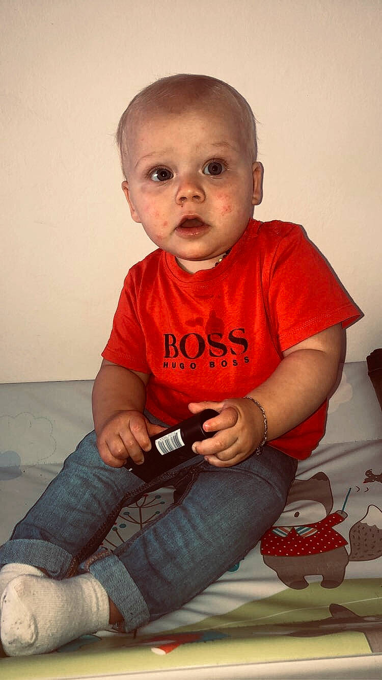 Sayan participe au concours pour gagner de l'argent avec cette photo : baby, baby_toddler_clothing, cheek, finger, flash_photography, flooring, happy, head, jeans, joint, leg, lip, mouth, nose, orange, person, shoe, shoulder, skin, sleeve