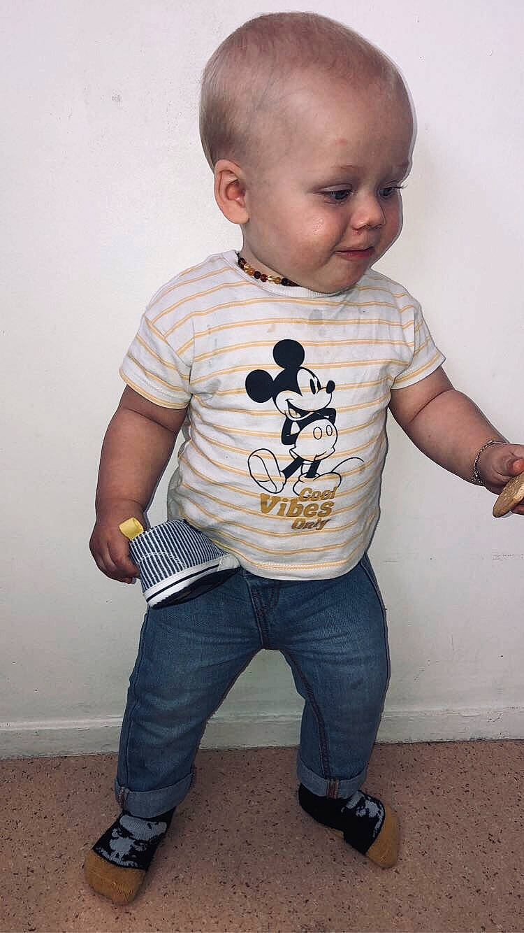 Sayan a rejoint le concours — aidez-le/la à gagner de superbes lots ! arm, baby_toddler_clothing, cheek, child, cool, denim, flash_photography, grey, hairstyle, happy, head, jeans, joint, neck, nose, pattern, person, skin, sleeve, t_shirt