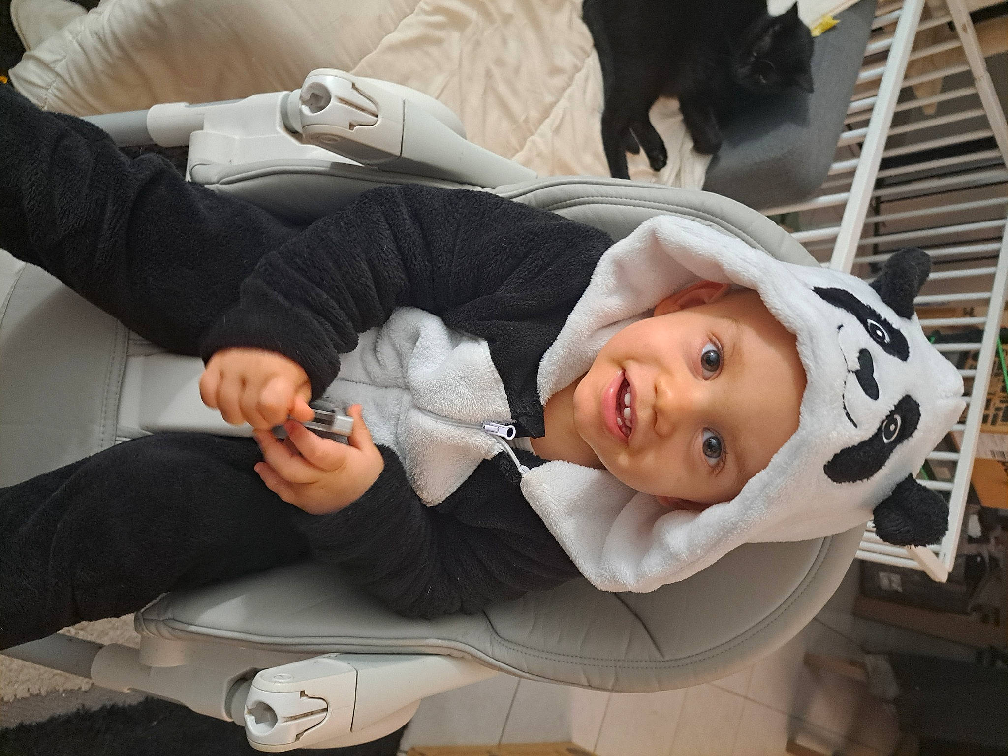 Antony a rejoint le concours — aidez-le/la à gagner de superbes lots ! baby, baby_products, child, comfort, dress, elbow, event, formal_wear, fun, gesture, happy, hat, headwear, joy, luxury_vehicle, person, sitting, smile, suit, tie