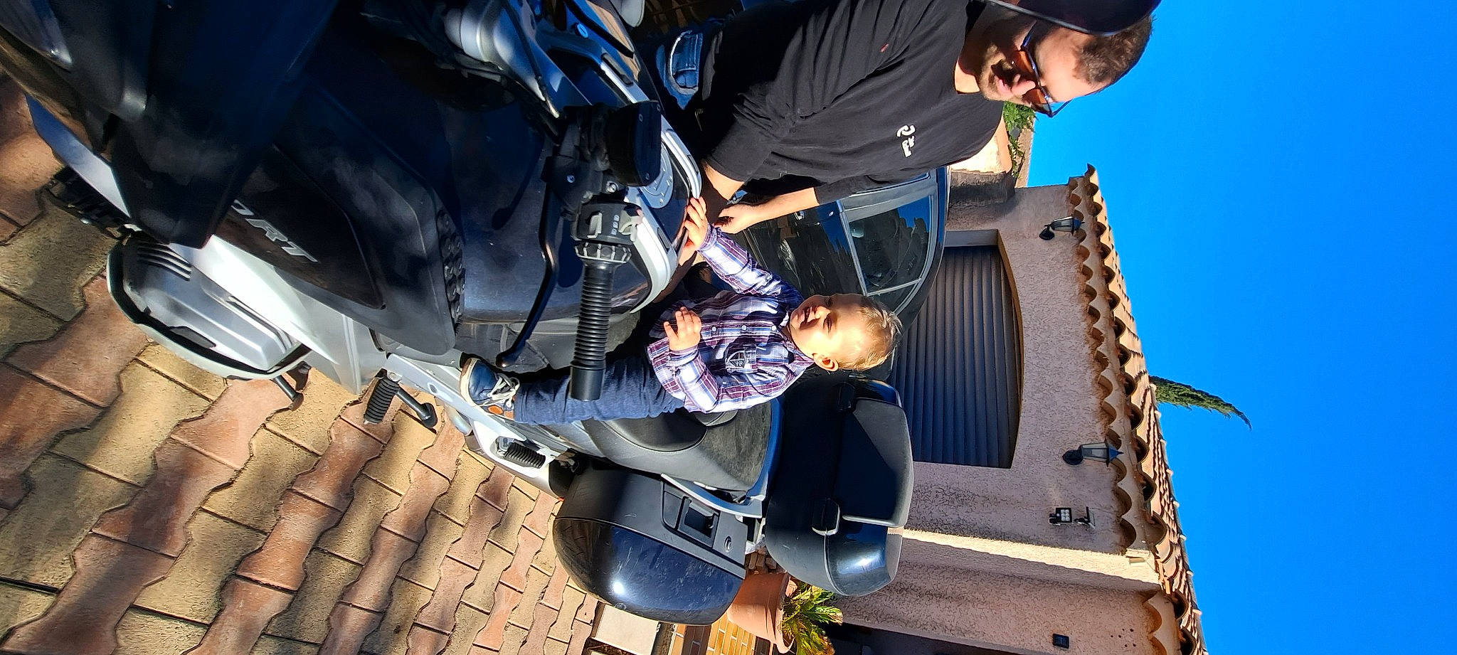 Antony a rejoint le concours — aidez-le/la à gagner de superbes lots ! auto_part, automotive_tire, automotive_wheel_system, boot, electric_blue, extreme_sport, fictional_character, fun, glove, hat, helmet, jacket, machine, person, personal_protective_equipment, recreation, sky, sneakers, sports_gear, stunt_performer