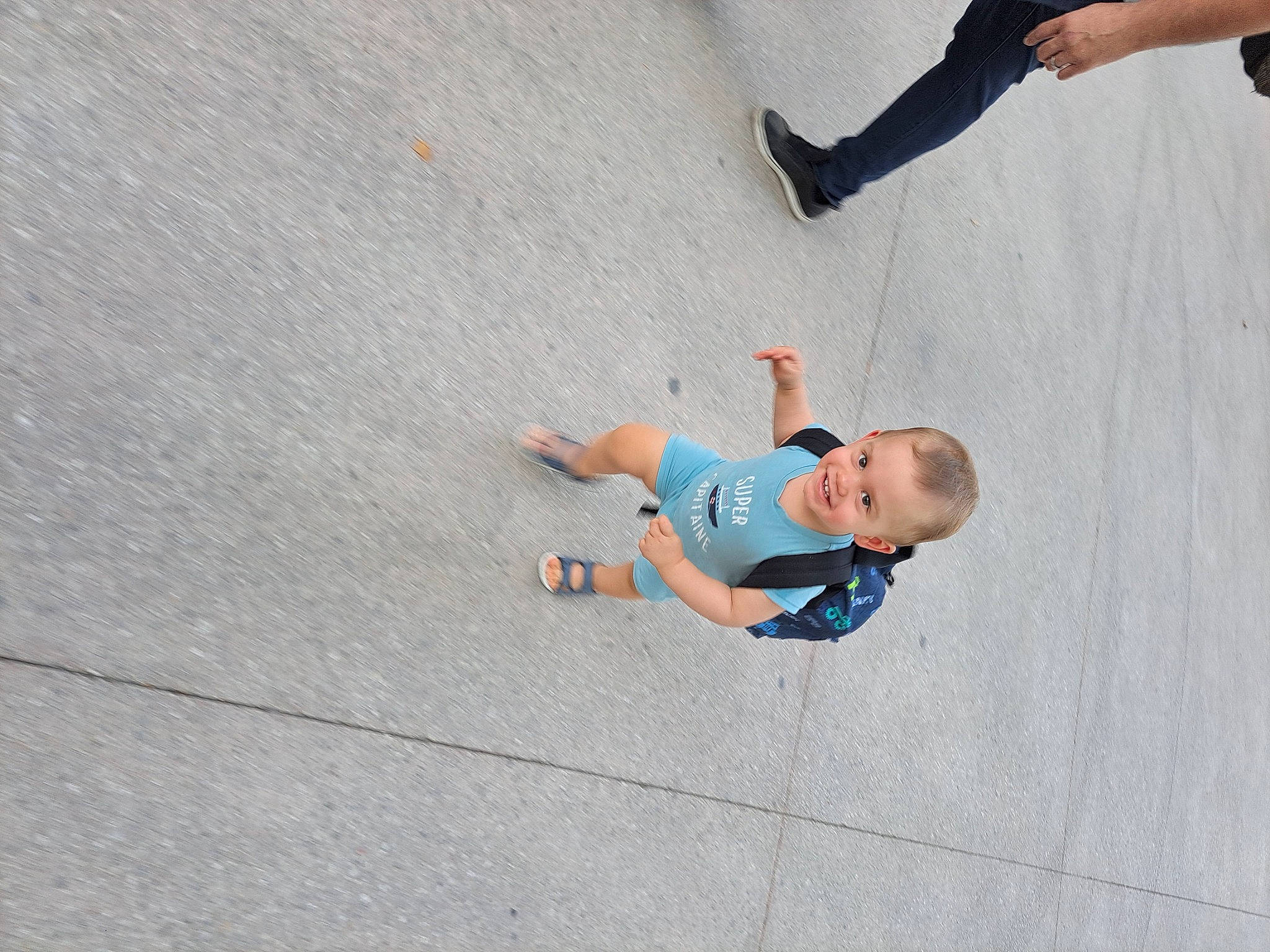 Antony a rejoint le concours — aidez-le/la à gagner de superbes lots ! ankle, asphalt, child, concrete, flooring, foot, fun, gesture, human_leg, joy, knee, leisure, person, play, recreation, road, shadow, sidewalk, t_shirt, toddler